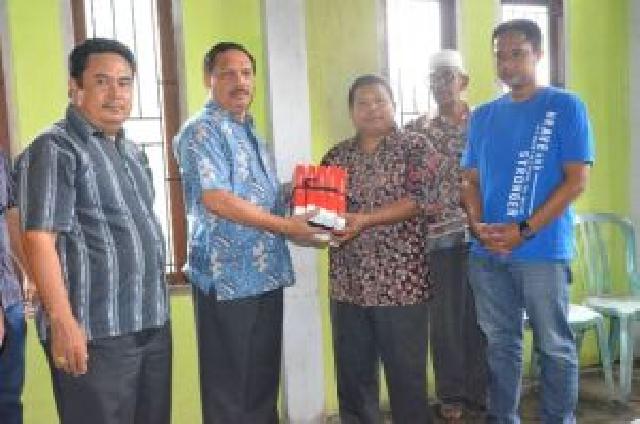 Sekda Inhil Serahkan Bantuan Kepada Korban Kebakaran