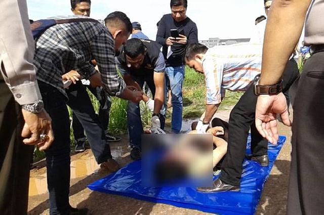 Wanita Cantik Berambut Ikal Ditemukan Tewas Terbunuh di Parit
