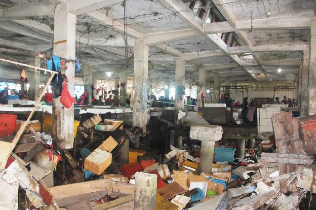 Sudah Tua Dan Tak Pernah Dirawat, Pasar Selodang Kelapa Tembilahan Ambruk