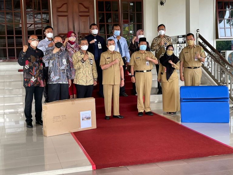 OJK, BPMD dan FKIJK Serahkan Donasi Hospital Bad untuk Rumah Oksigen Gotong Royong