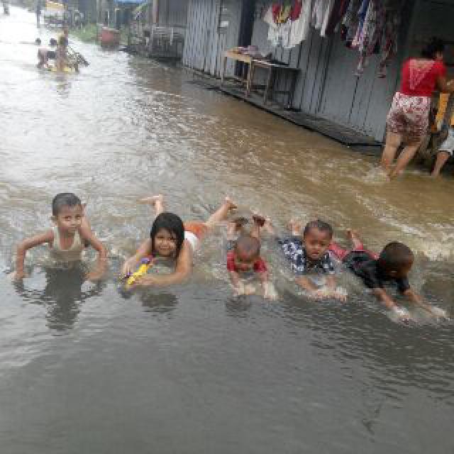 Musim Pasang Banjirkan Ruas Jalan Kota Tembilahan