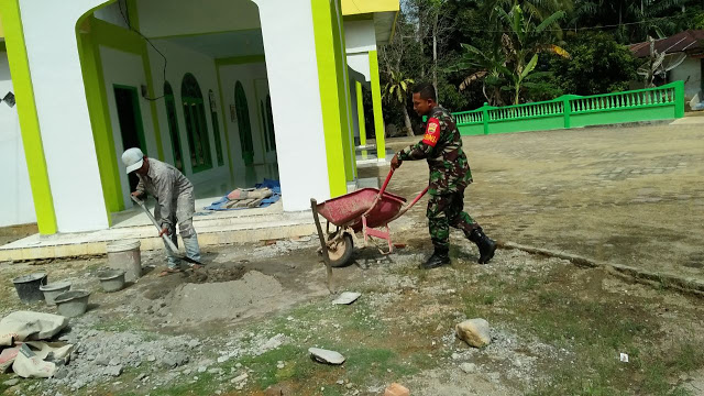 Lihat Aksi TNI Ini Saat Gotong Royong Masjid