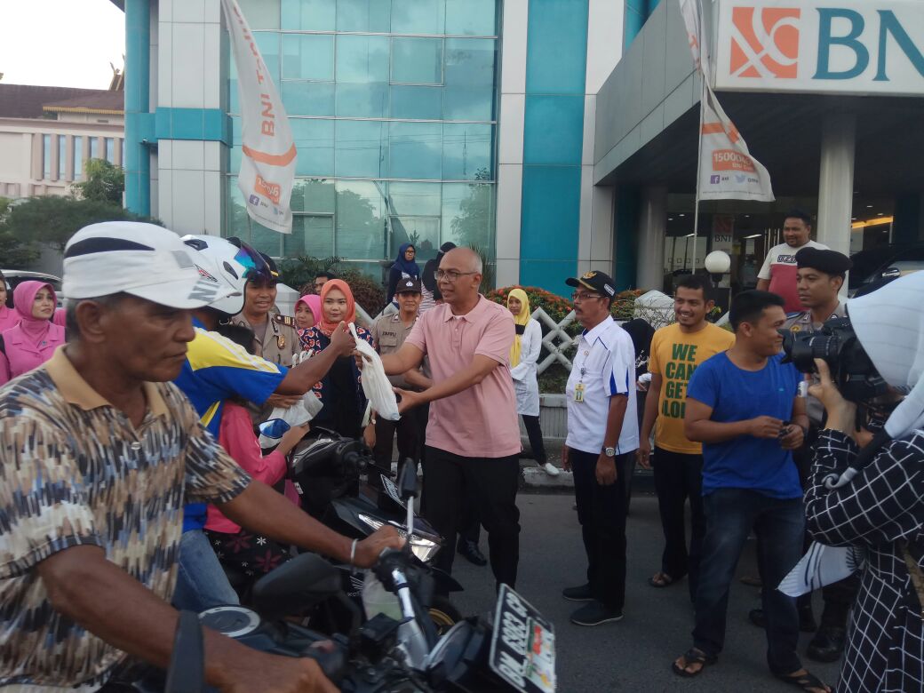 Bagikan Takjil Ke Pengendara, Ini Kata Pjs Bupati