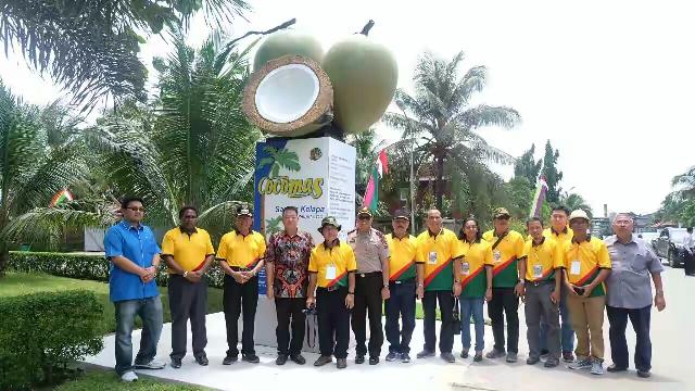 Bupati Inhil Dan Delegasi APCC Panen Kelapa Bersama Warga