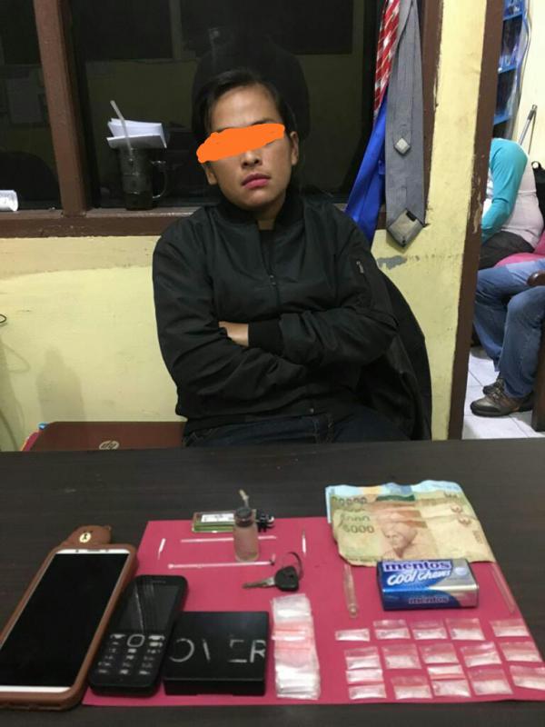 Wanita Ini Ditangkap Polisi, Pasangannya Kabur