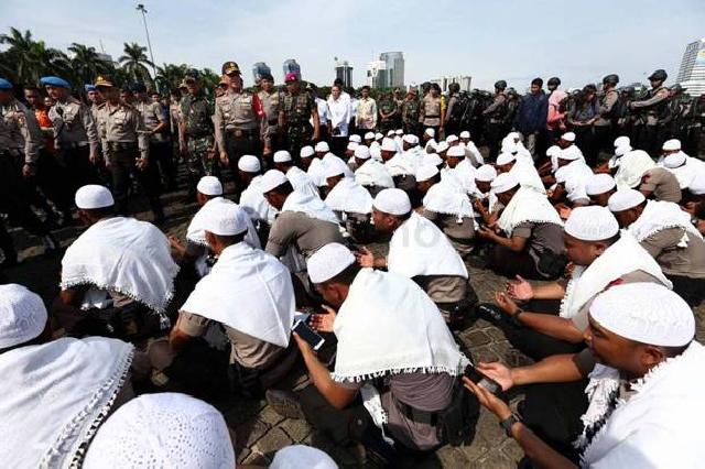 Polisi Lantunkan Asmaul Husna, Pendemo Terdiam
