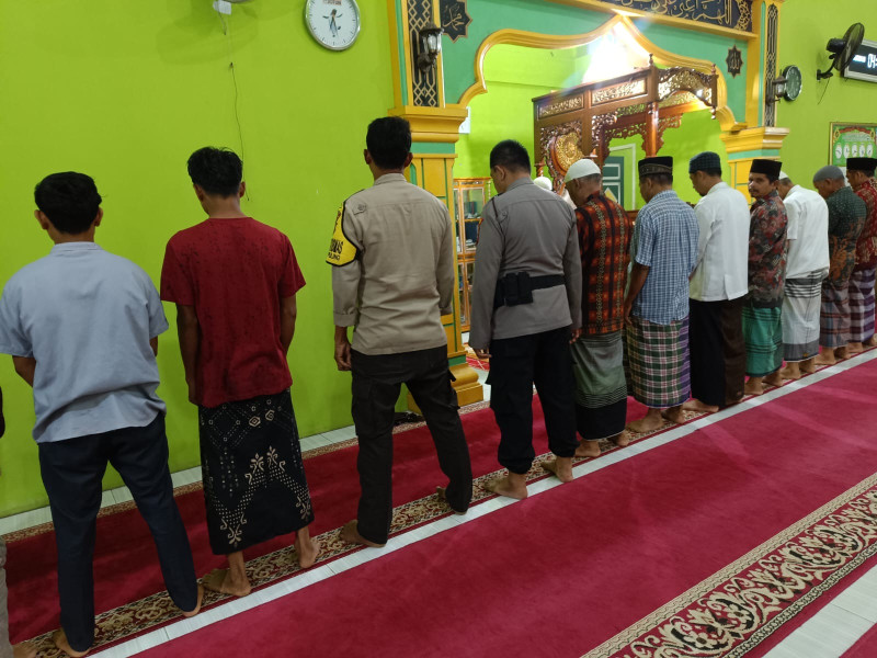 Polsek Tempuling Rutin Gelar Solat Magrib Berjamaah Keliling