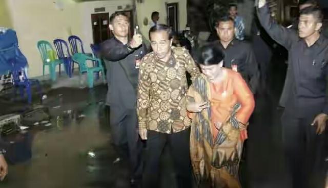 Jokowi dan Ibu Negara Hadiri Kondangan di Kampung Lio