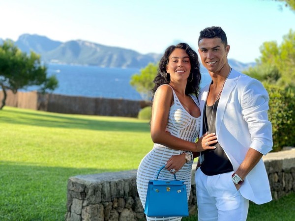 Cristiano Ronaldo dan Georgina Rodriguez Pamer Momen Manis Saat Makan Bareng Anak