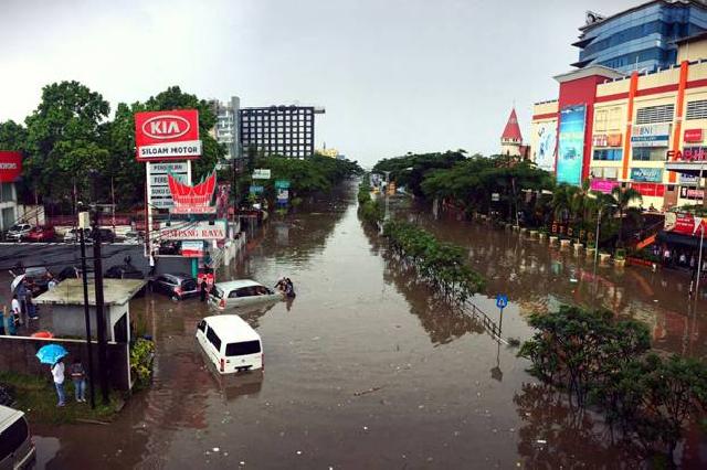 Banjir Rendam Kota Bandung, Beberapa Mobil Terseret