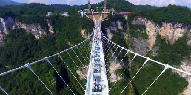 China Resmi Operasikan Jembatan Kaca Terpanjang dan Tertinggi di Dunia