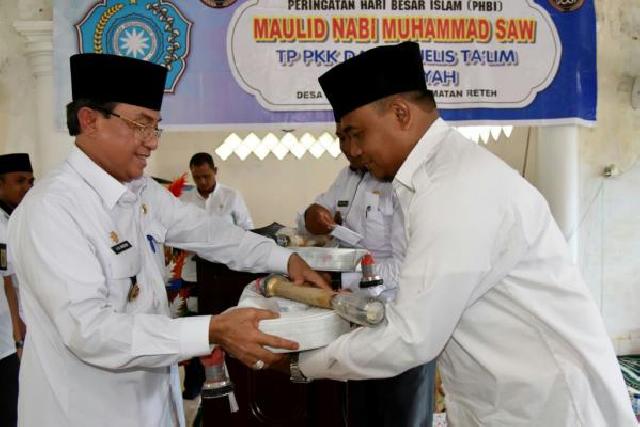 Antisipasi Karlahut, Pemkab Inhil Serahkan Dua Unit Mesin Apung