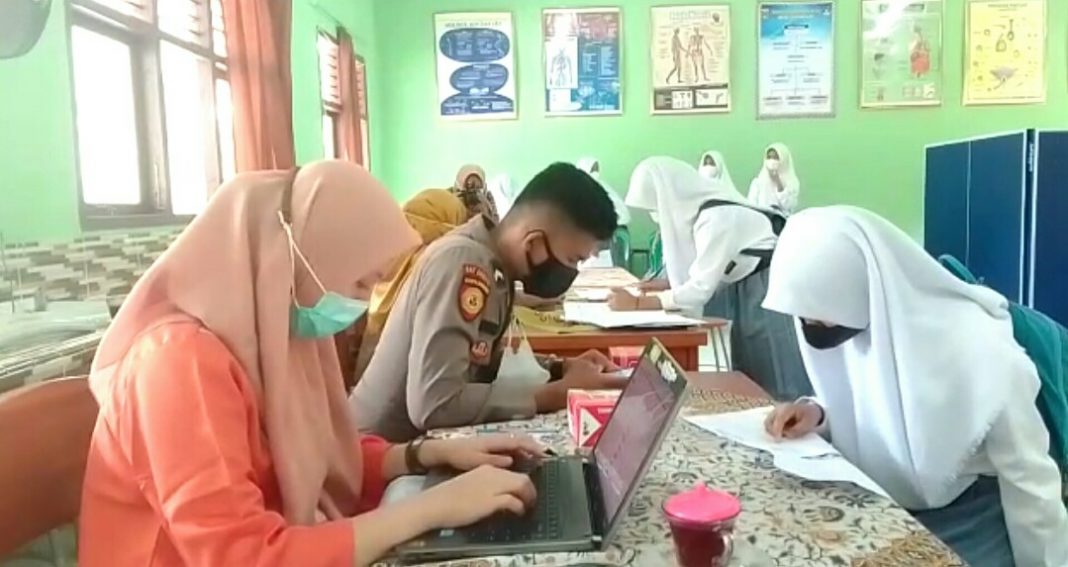 Ratusan Pelajar SMAN 1 Gunung Alip Sukseskan Vaksinasi Covid-19, Kepala Sekolah Apresiasi Polres Tan