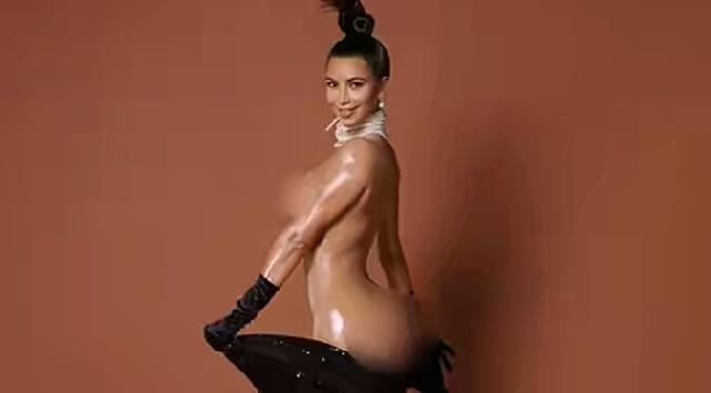 Usai Bokong, di Foto Ini Kim Kardashian Perlihatkan Kelaminnya