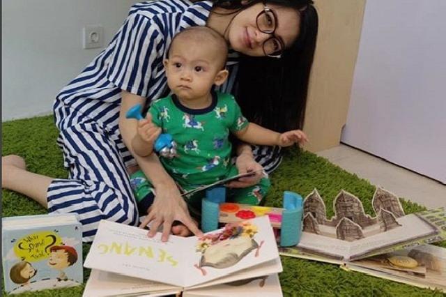 Donita Tanamkan Minat Baca pada Anak