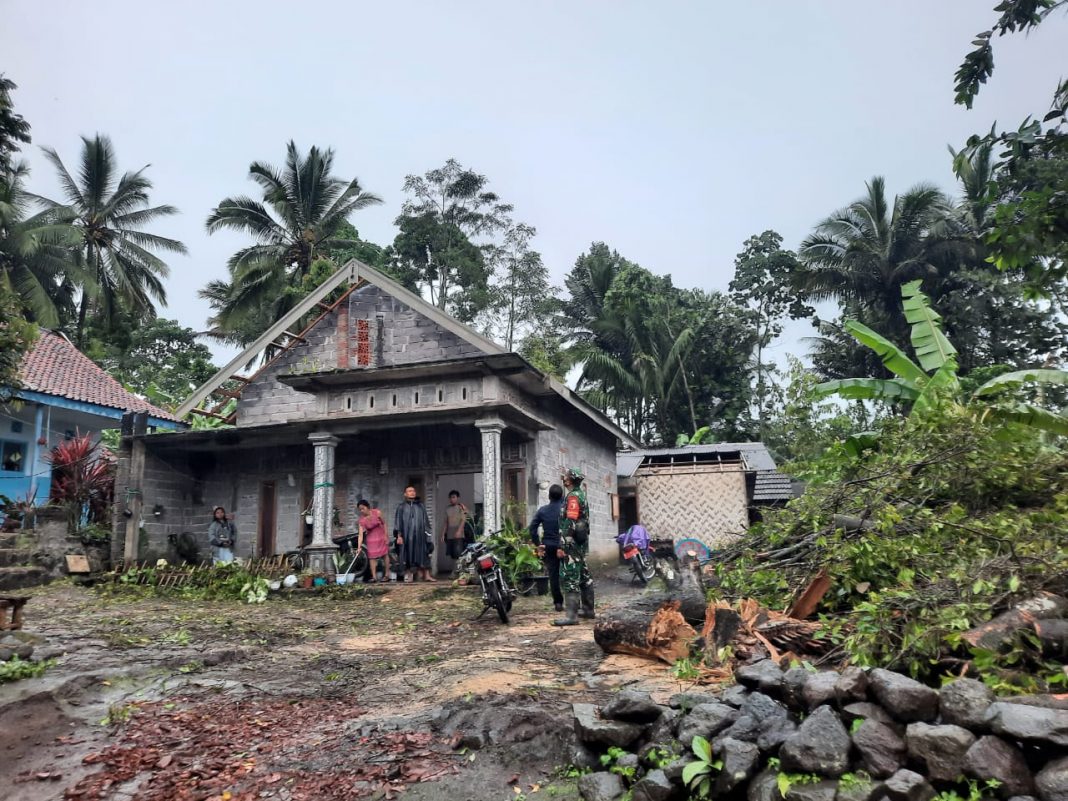 Beberapa Rumah warga Rusak Akibat Angin Kencang Dan Longsor