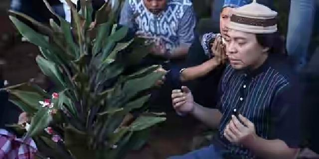 Kado Terakhir, Caca Beri Komeng Jam Tangan Biar Kayak Brad Pitt