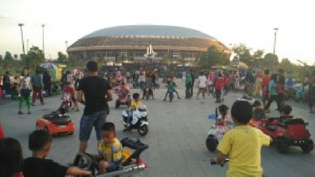 Pelantaran Stadion Utama Riau Ramai Anak-Anak