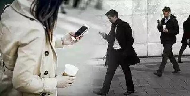 Tidak Lama Lagi, Berjalan Sambil Bermain HP Akan Dipenjara