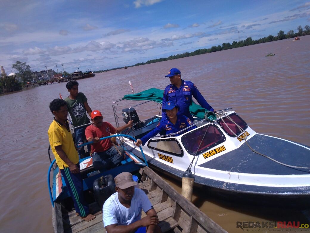 Diduga Perahu Nelayan Nabrak Kayu, Korban Hilang