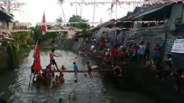 Keseruan Lomba Gebuk Bantal di Kampung Jawa Denpasar