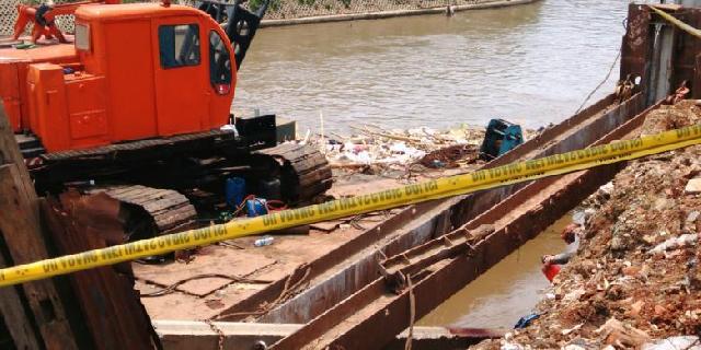 Hasil Olah TKP Jatuhnya Tiang Pancang Proyek Normalisasi Kali Ciliwung Masih Dianalisa