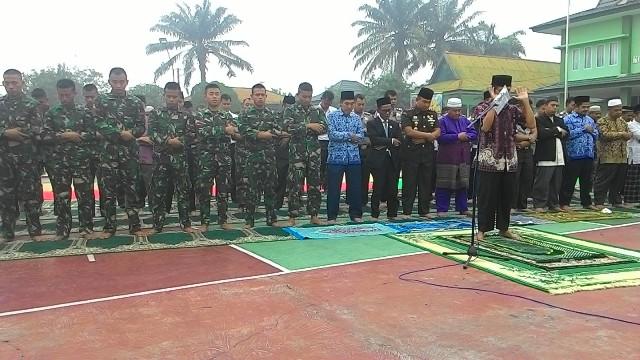 IKHTIAR DEMI HUJAN, PRAJURIT YONIF 132/BS DAN KODIM 0313/KAMPAR GELAR SHALAT ISTISQO
