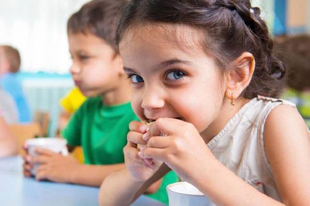 Cara Membiasakan Anak Mengonsumsi Makanan Sehat