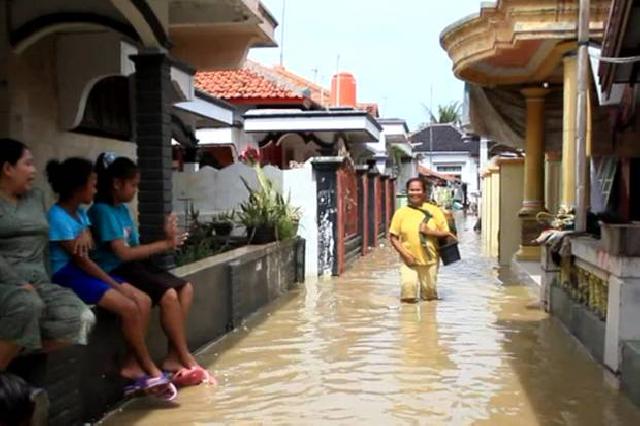 Sungai Meluap, Puluhan Rumah di Kabupaten Cirebon Terendam