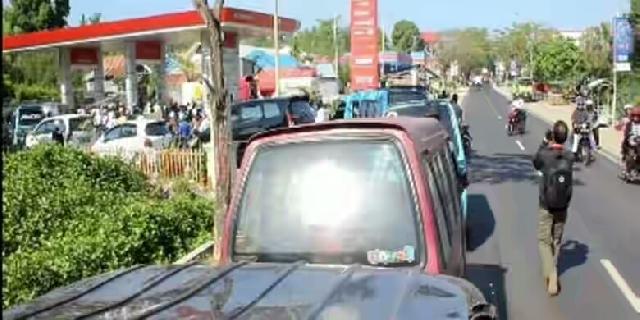 Stok BBM Terbatas, Antrean Kendaraan di SPBU Mengular hingga 2 Km