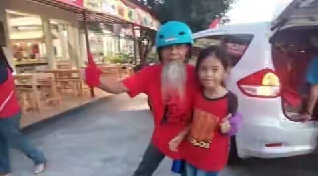 Kakek Asal Yogya Menuju Jakarta Bersepatu Roda