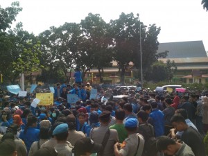 Gubernur Riau Kena Demo Lagi