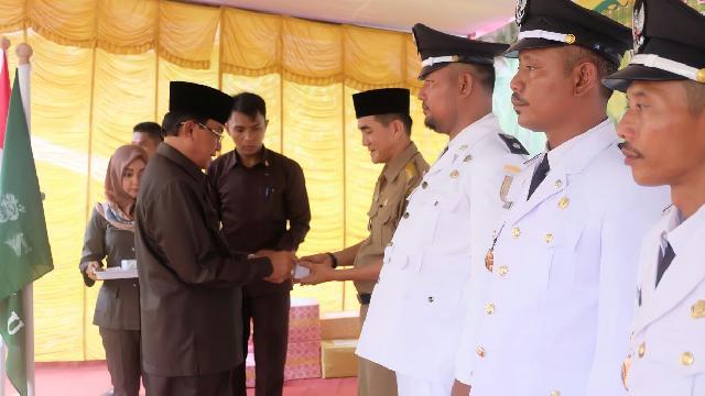 Bupati Kabupaten Indragiri Hilir Melantik 3 Kades Terpilih di Kecamatan Pelangiran.