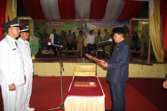 Bupati Inhil Melantik Kepala Desa Perigi Raja dan Kepala Desa Tanjung Melayu kecamatan Kuala Indragiri